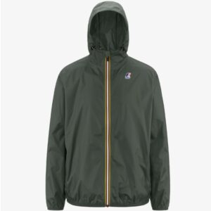 La icónica chaqueta corta Claude cuenta con un diseño unisex, confeccionada con tejido ripstop impermeable y resistente al viento con costuras termoselladas en el interior que garantizan un aislamiento óptimo de los elementos