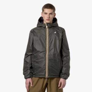 Jake es una chaqueta corta para hombre con un diseño plegable y reversible, confeccionada con material reciclado y caracterizada por un lado de nailon revestido y el otro de nailon liso en contraste de color.
